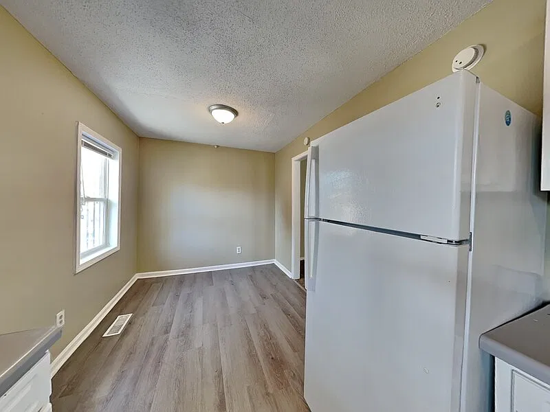 3 bed, 1.0 bath, 1162 sqft, $999 — Photo 3