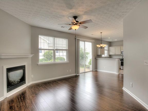 5th image of 512 W Oaks Dr