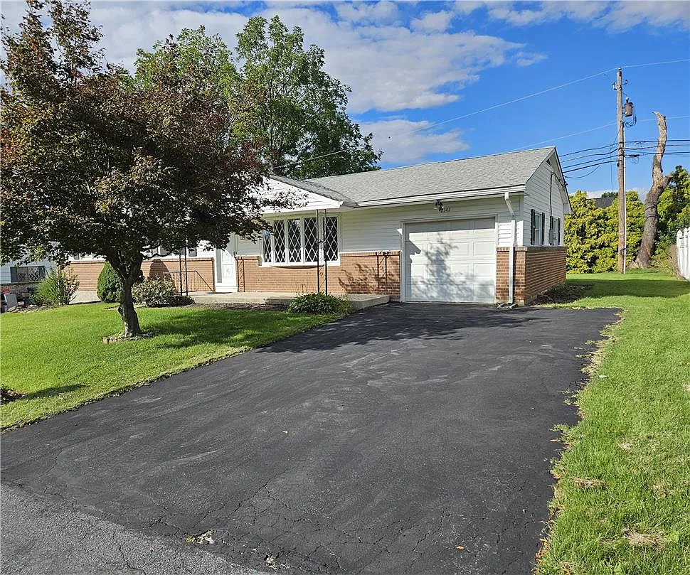 3 bed, 1.5 bath, 1848 sqft, $2,300 — Photo 2