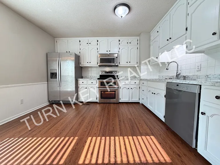 2221 Diane Dr — Photo 5