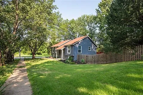 3040 Yellowstone Dr — Photo 2