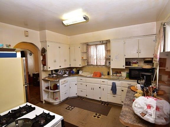 4th image of 421 E 18th St