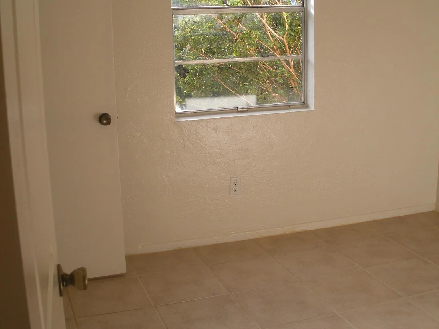 3 bed, 900 sqft, $1,700 — Photo 2