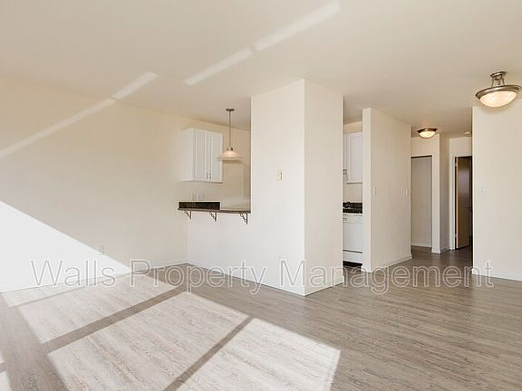 5th image of 1819 NW Central Pl #2-305