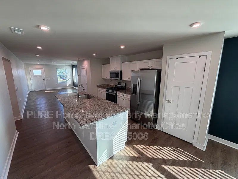 3 bed, 2.5 bath, 1653 sqft, $2,100 — Photo 2