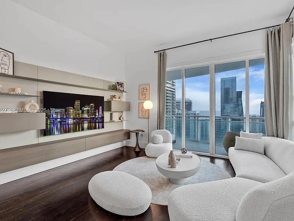951 Brickell Ave #4111
