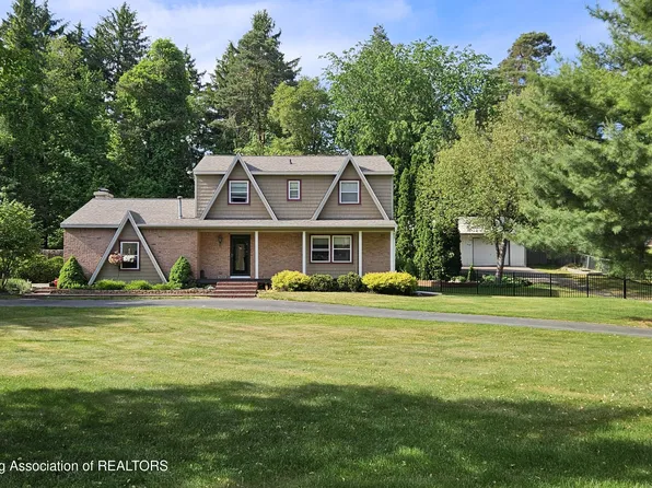 5684 Forest Green Dr, Perry, MI 48872