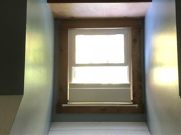 5th image of 104 Crooked Ln