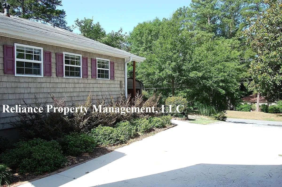 3 bed, 1204 sqft, $1,895 — Photo 2