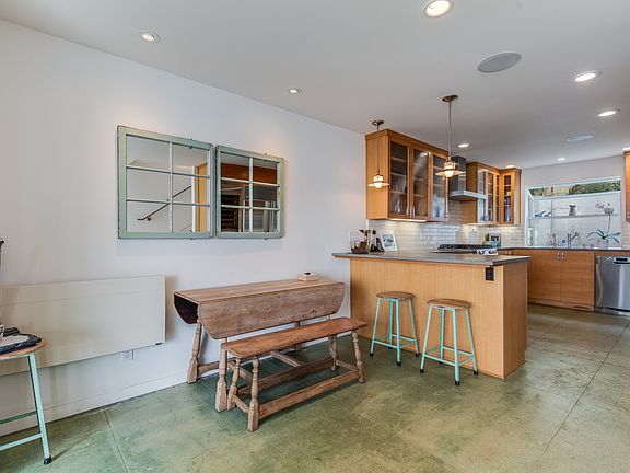 5th image of 335 Beach Dr