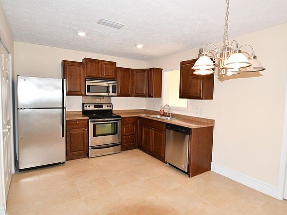 3rd image of 2232 SE Holland St