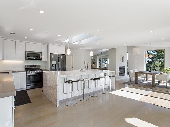 2nd image of 477 Avenue Portola