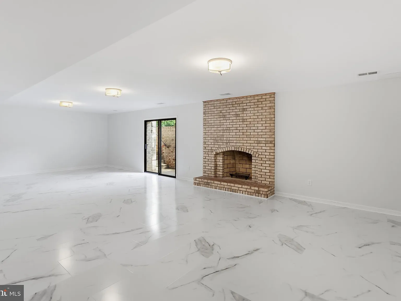 5 bed, 4.5 bath, 4275 sqft, $8,000 — Photo 3