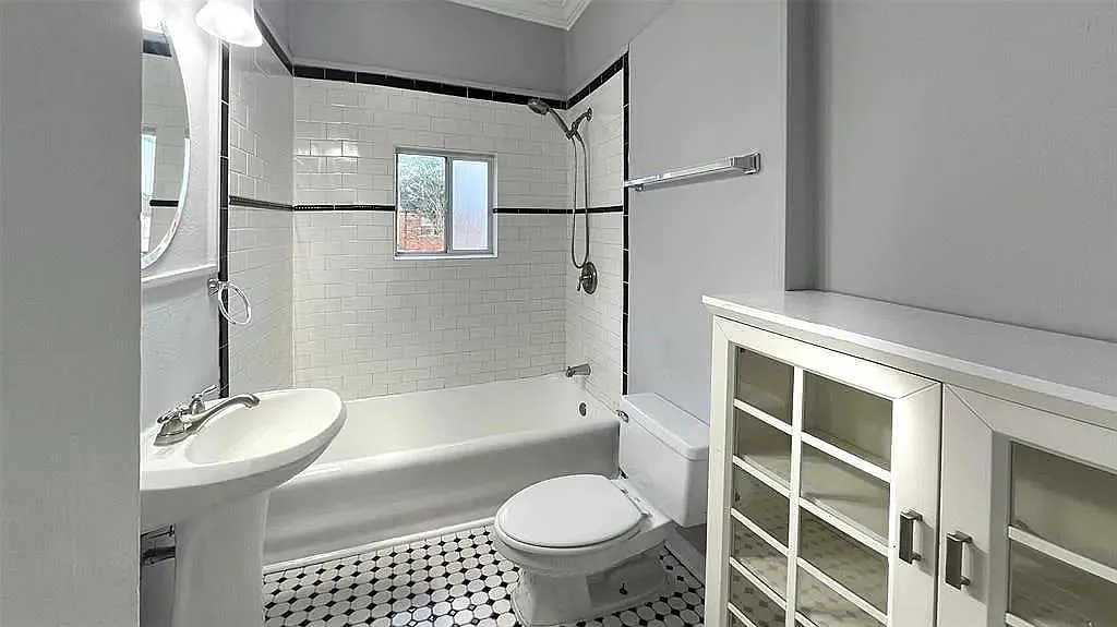 2 bed, 1.0 bath, 2176 sqft, $2,125 — Photo 2