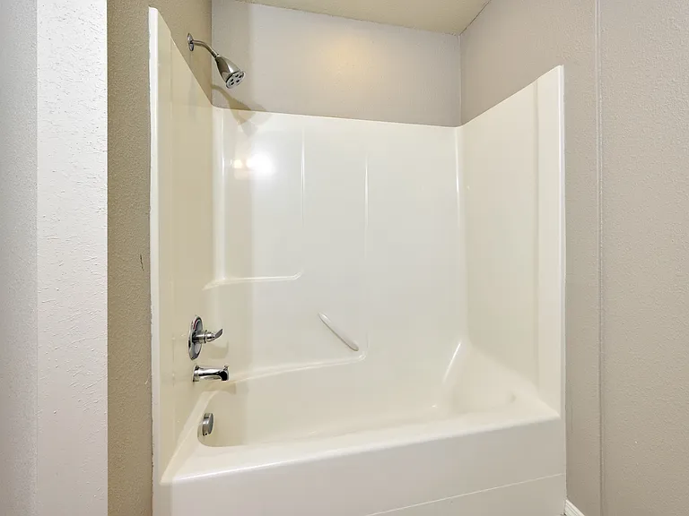 Bathroom 2 tub