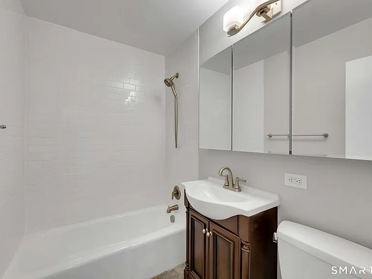 44 Strawberry Hill Ave #7E — Photo 17