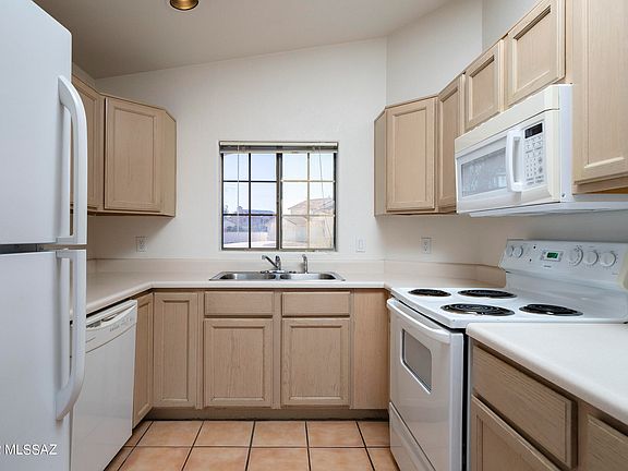 5th image of 8043 N Siskiyou Dr