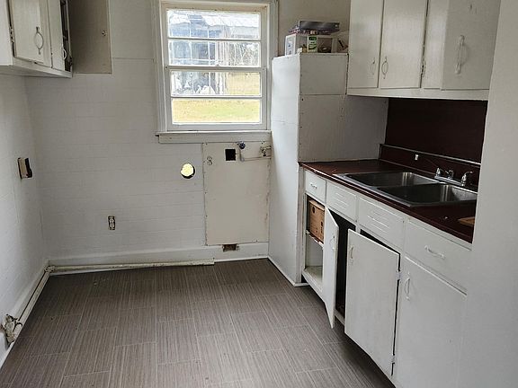 3rd image of 4081 Villa Ave