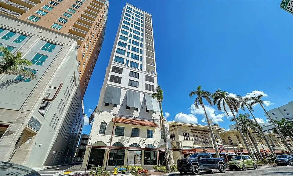 33 S Palm Ave #804