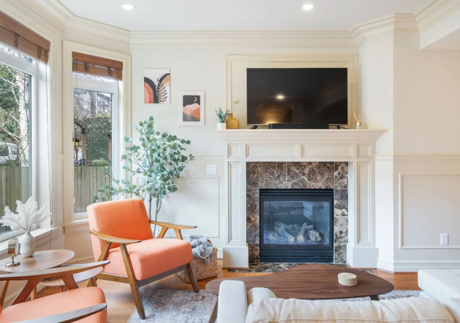 3BR 2BA Tudor Townhouse on Queen Anne Seattle View — Photo 1