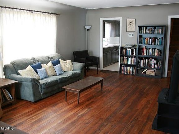 4th image of 1307 Diamond Ave NE