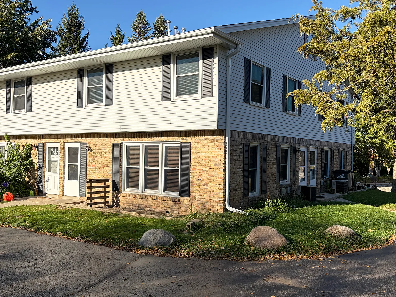 3 bed, 1.5 bath, 1300 sqft, $1,805 — Photo 1
