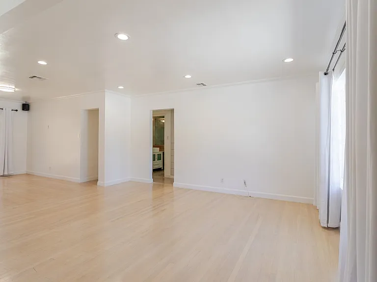 3960 Mayfield Ave — Photo 7