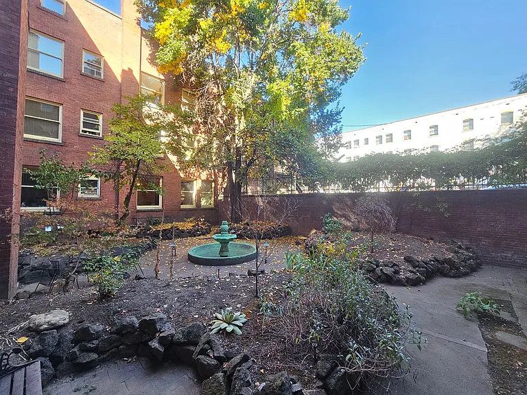 Knickerbocker Apartments — Photo 15