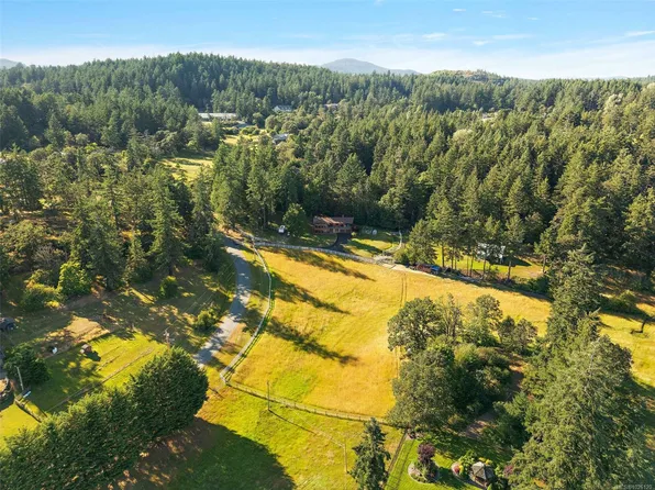 1649 Charlton Rd, Saanich, BC V9E 2C8