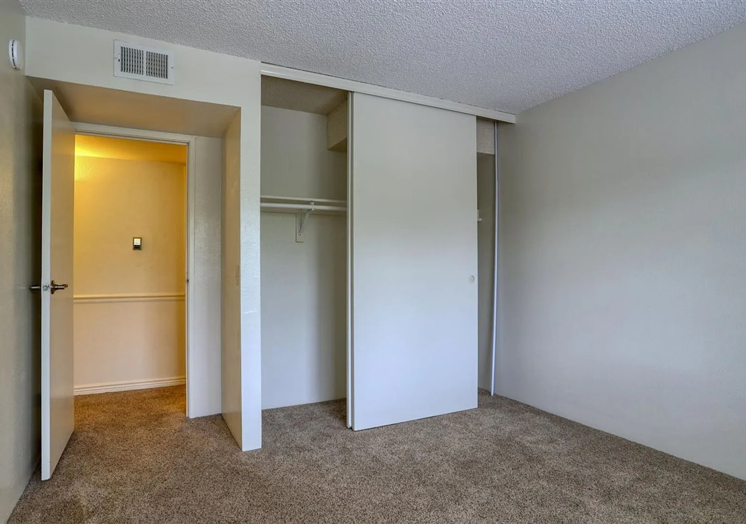 2 bedroom/2 bathroom in Woodside Village — Photo 1