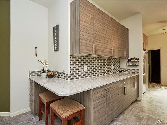 Convenient corner desk or eating area serves as you wish.  Oh! the cupboard space - it's tremendous! 