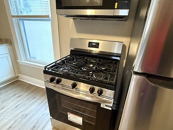 4th image of 121 N Broadway St #2