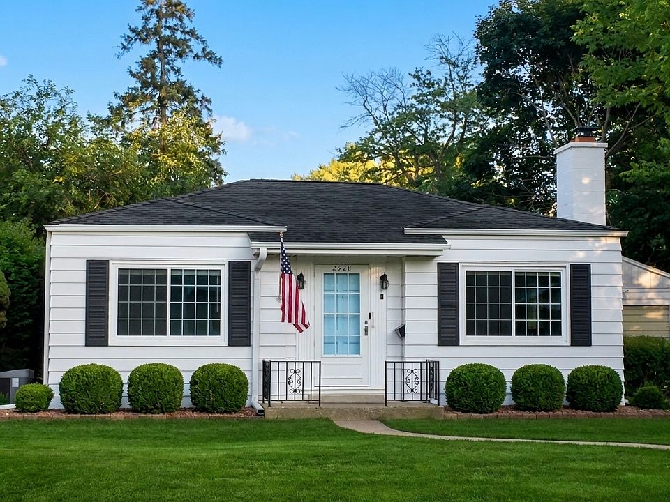 1st image of 2528 W Ardmore Pl