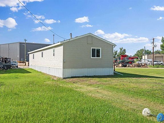 4th image of 8 NE Trochu Ave