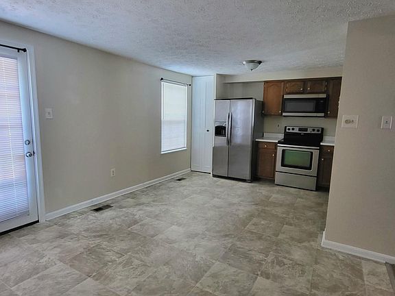 Kitchen and breakfast area