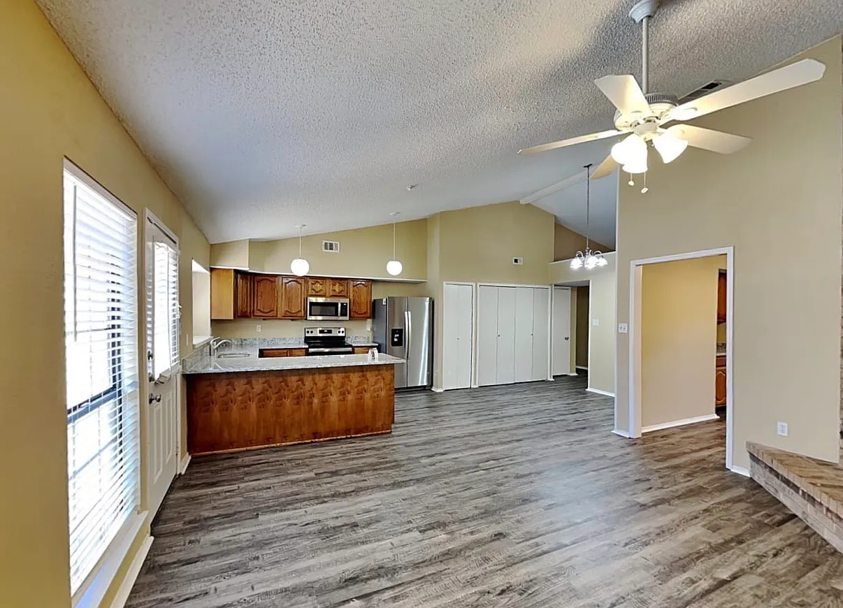 3 bed, 1942 sqft, $1,760 — Photo 1