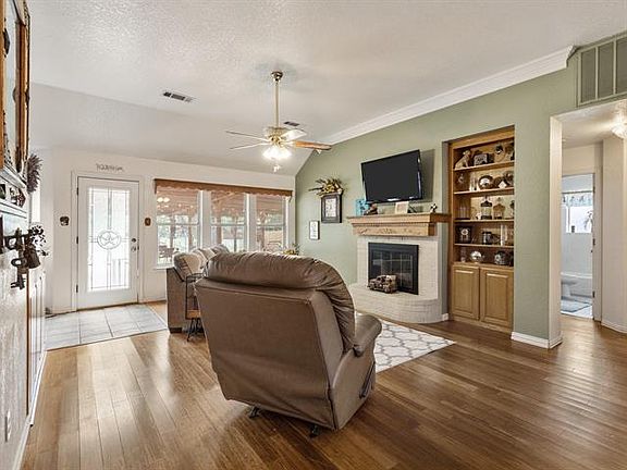 3rd image of 2813 Whispering Creek Ln
