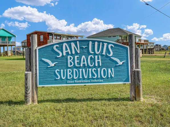 4415 Palm St, Freeport, TX 77541