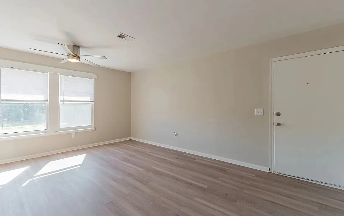 3 bed, 900 sqft, $1,195 — Photo 2