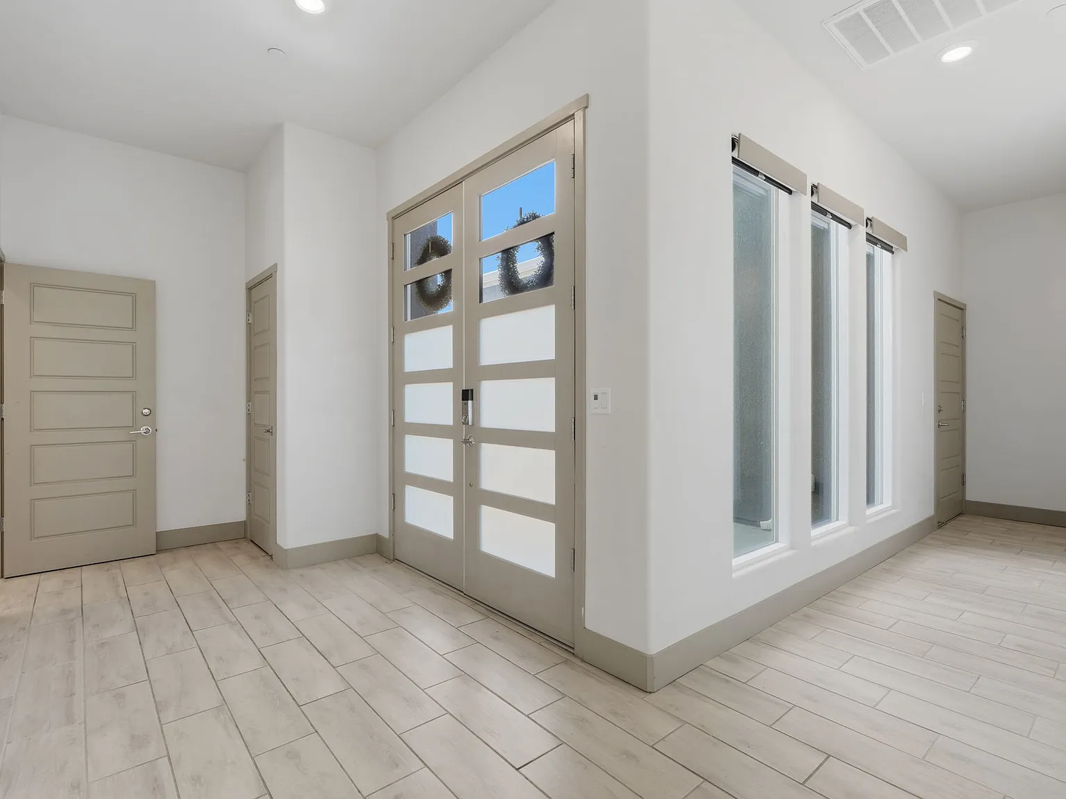 4 bed, 2570 sqft, $3,550 — Photo 2