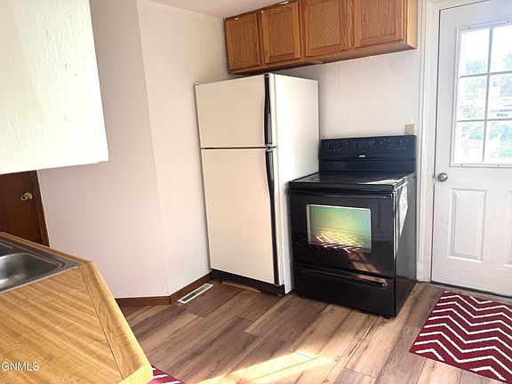 5th image of 208 10th Ave NW