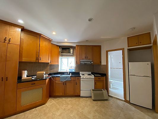 4th image of 192 Mott St #30