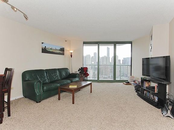 Large Living Room with Million Dollar Views of the City! Wall colors are now gray tones