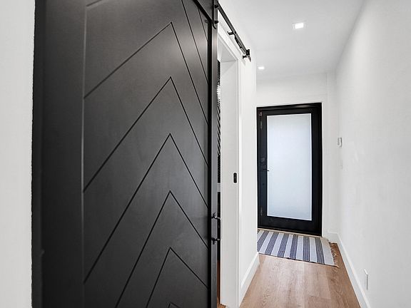 5th image of 933 Banyan Drive