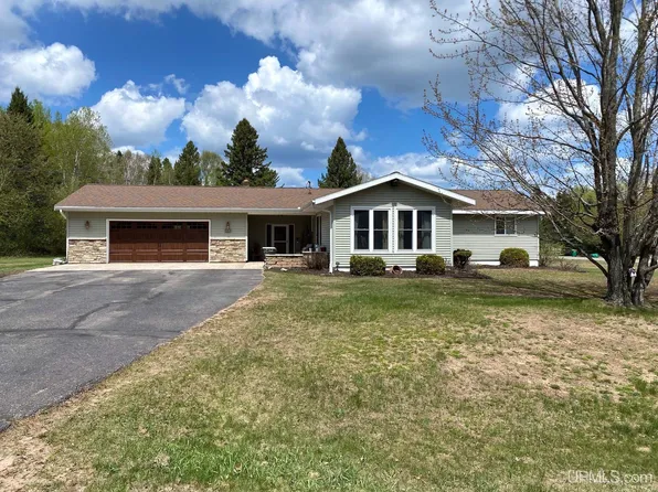 105 Ridge Ln, Marquette, MI 49855
