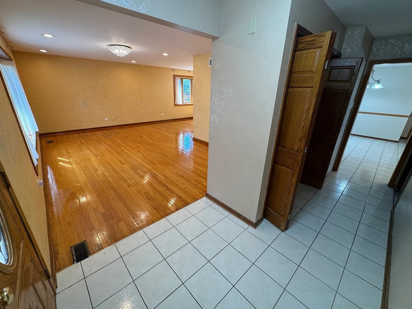 4 bed, 3.5 bath, 2025 sqft, $3,600 — Photo 4