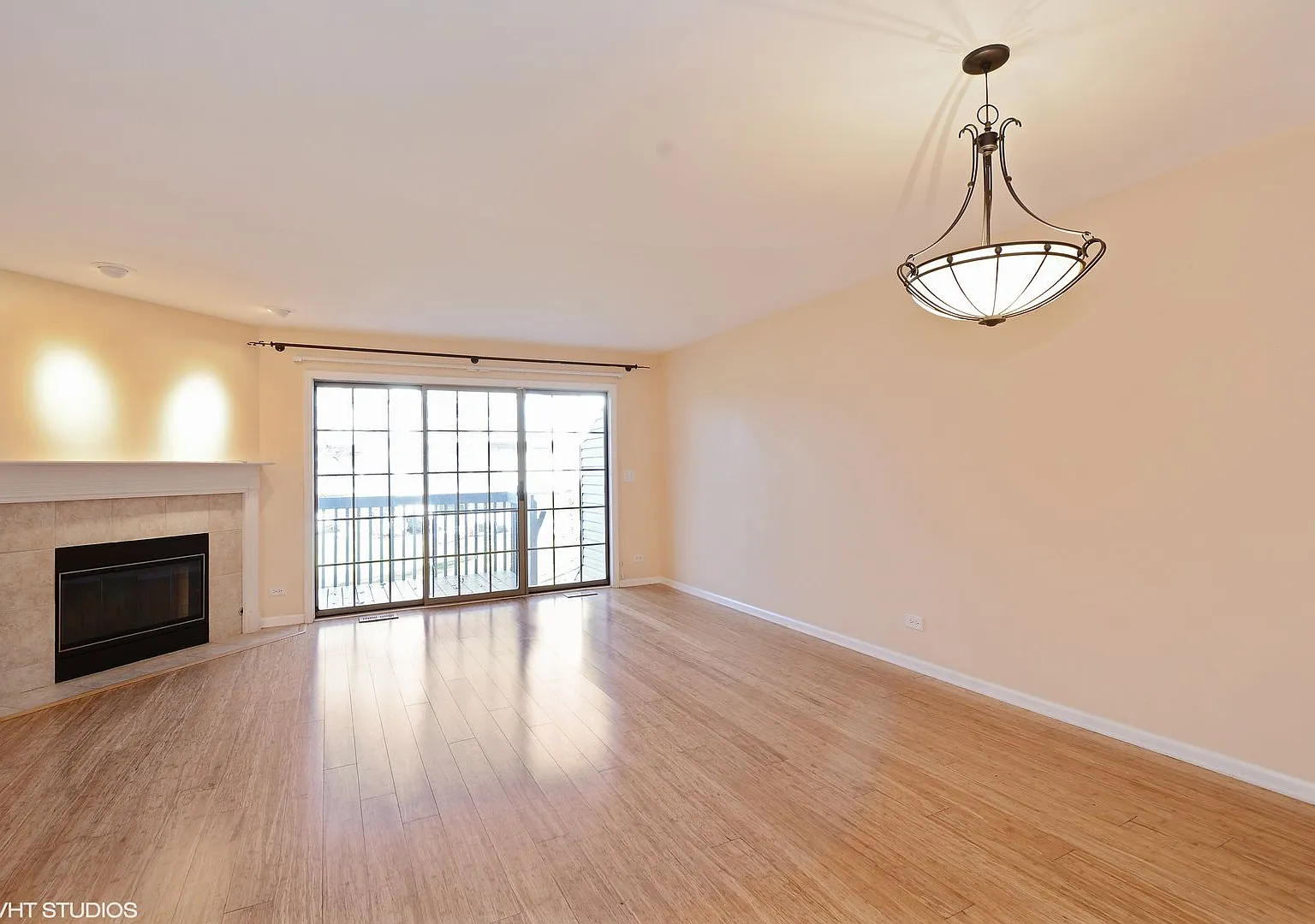 Gorgeous 2 Bedroom Townhome available in Palatine! — Photo 2
