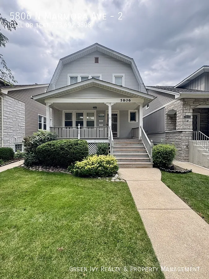 Top Floor 2 bed/ 1 Bath In Jefferson Park! — Photo 1