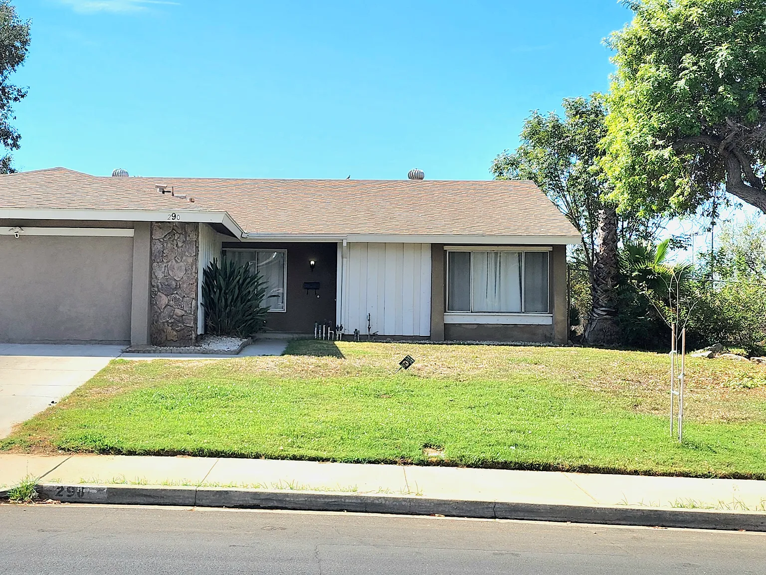 290 W Campus View Dr — Photo 3