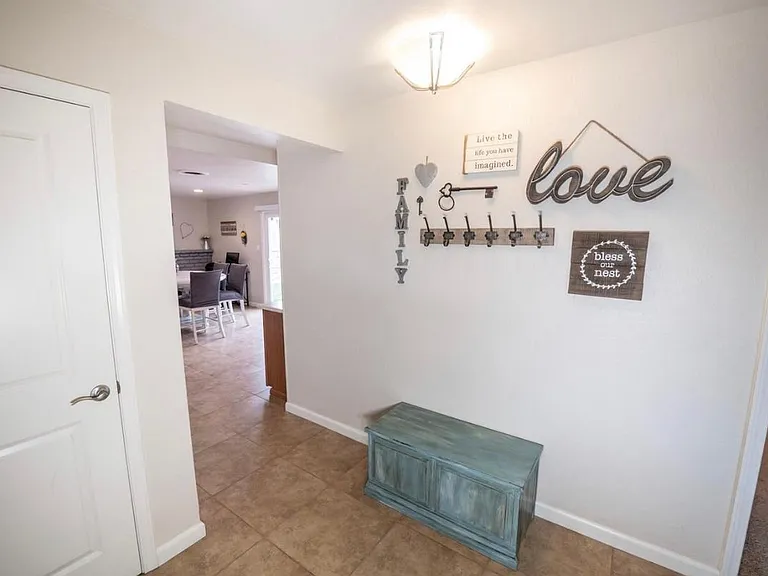 210 Canterbury Ave — Photo 3